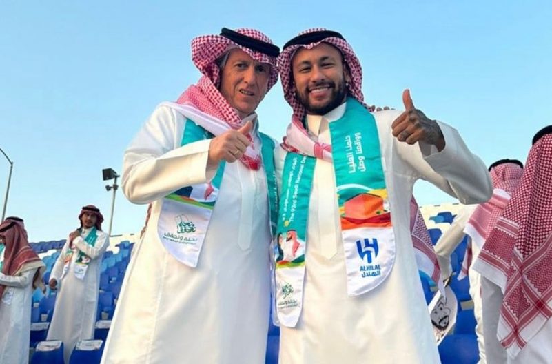 Neymar e companheiros do Al-Hilal vestem roupas típicas no “Dia da Arábia”