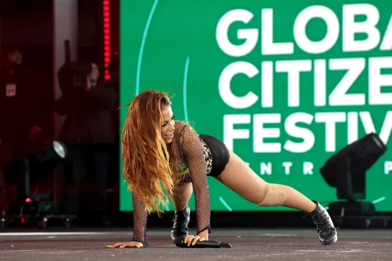 Anitta canta vestida de Brasil em festival nos Estados Unidos