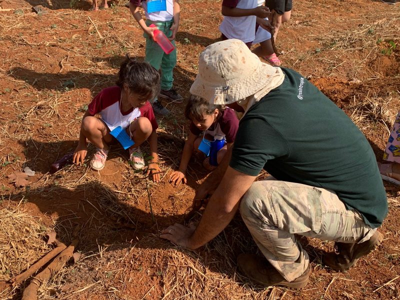 Crianças das redes pública e privada de ensino de Aparecida, participaram do plantio da 1ª agrofloresta urbana da região metropolitana de Goiânia