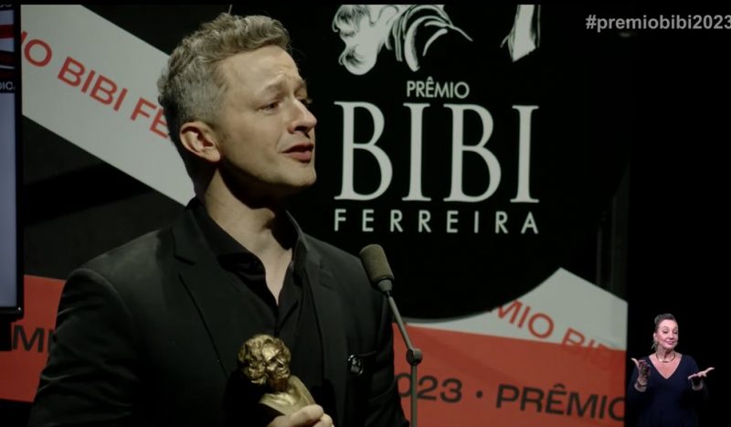 Lucas Lima chora ao receber o prêmio Bibi Ferreira de ‘Ator Revelação’