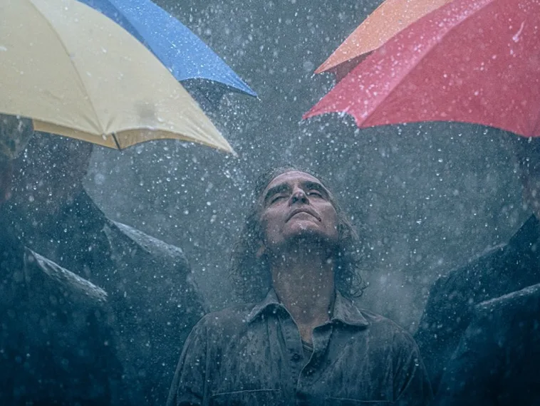 Foto de “Coringa 2” mostra Joaquin Phoenix entre guarda-chuvas coloridos