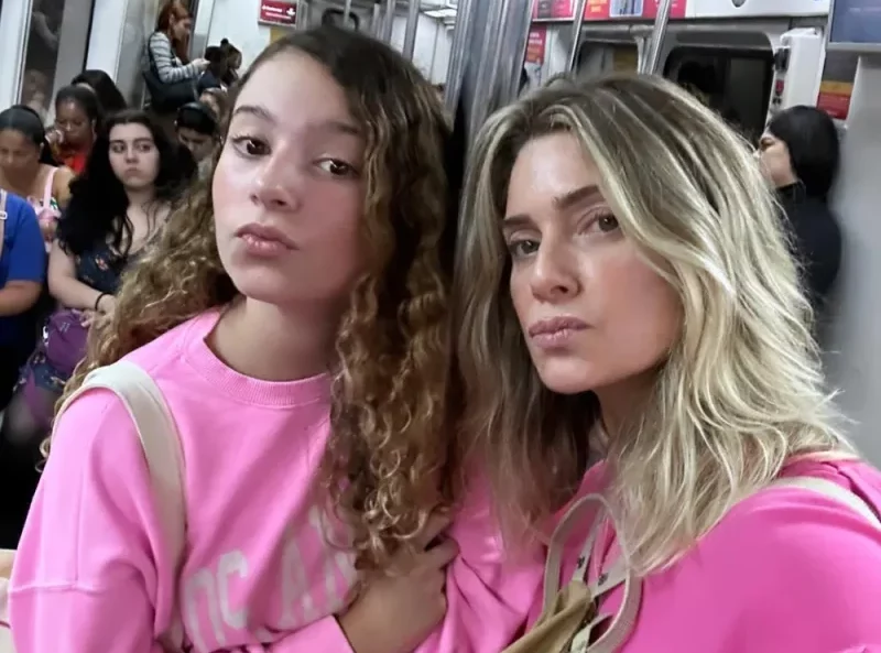 Leticia Spiller posa com a filha em vagão de metrô com mensagem de conscientização: ‘Lembrar que outubro é rosa’