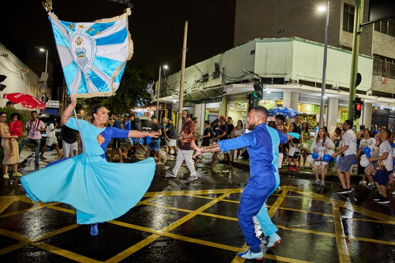 Comunidade da Vila Isabel dá show debaixo de chuva no primeiro ensaio de rua para o Carnaval 2024