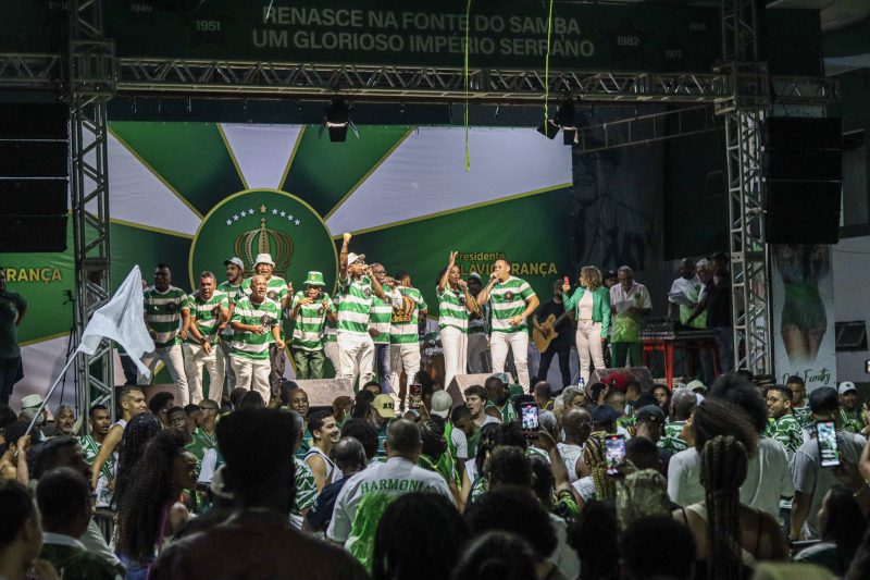 Império Serrano classifica quatro sambas para final
