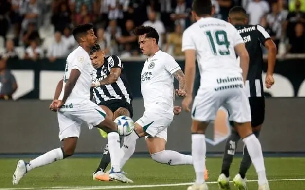 Botafogo só empata com o Goiás e deixa de abrir vantagem na ponta da tabela
