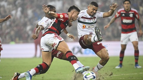 Flamengo só empata com o Flu e perde a chance de encostar nos líderes
