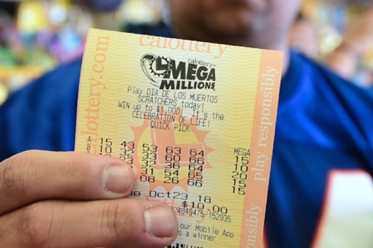 Homem ganha R$ 6,6 bi na loteria e processa ex-esposa por fofocar sobre o prêmio
