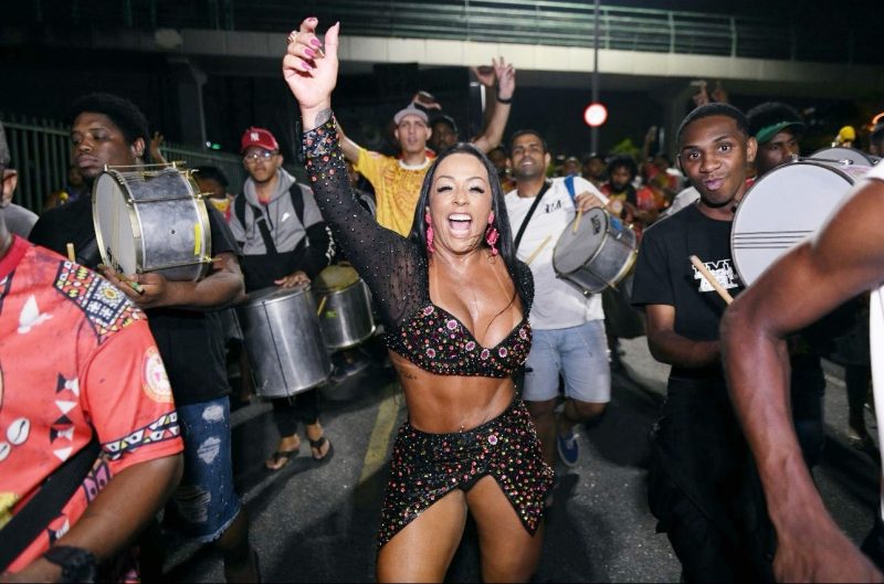 Rainha da bateria, Rose Nascimento se joga no samba em ensaio de rua da Acari