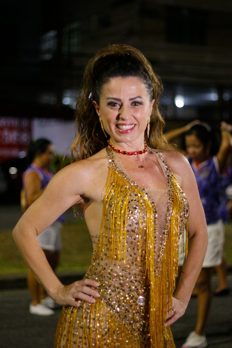 Tatiana Breia cai no samba com Bruna Bruno em ensaio de rua da União da Ilha