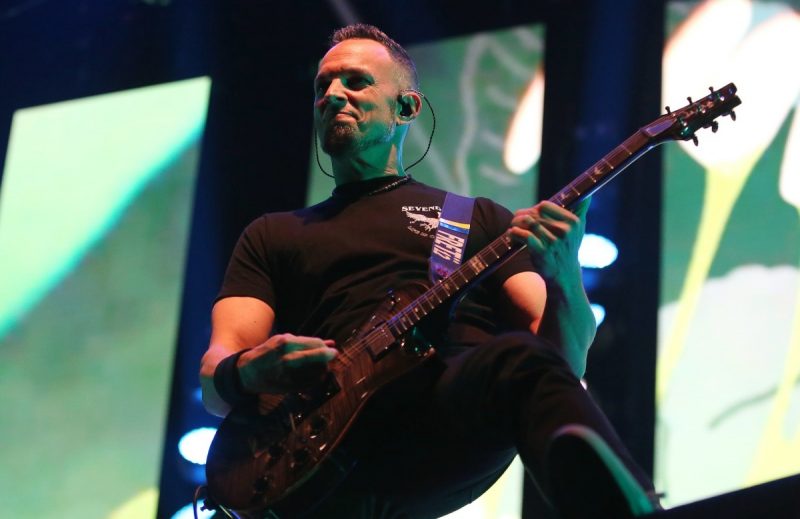 Guitarrista do Creed aponta dificuldade para lançamento de novo álbum
