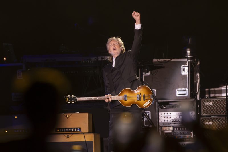“Qual é, cariocas!” saudou Paul McCartney para delírio dos fãs