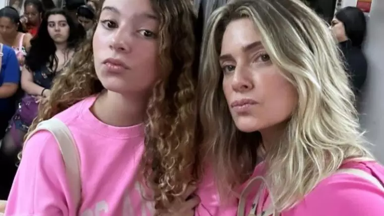 Letícia Spiller e filha renovam o visual e semelhança impressiona
