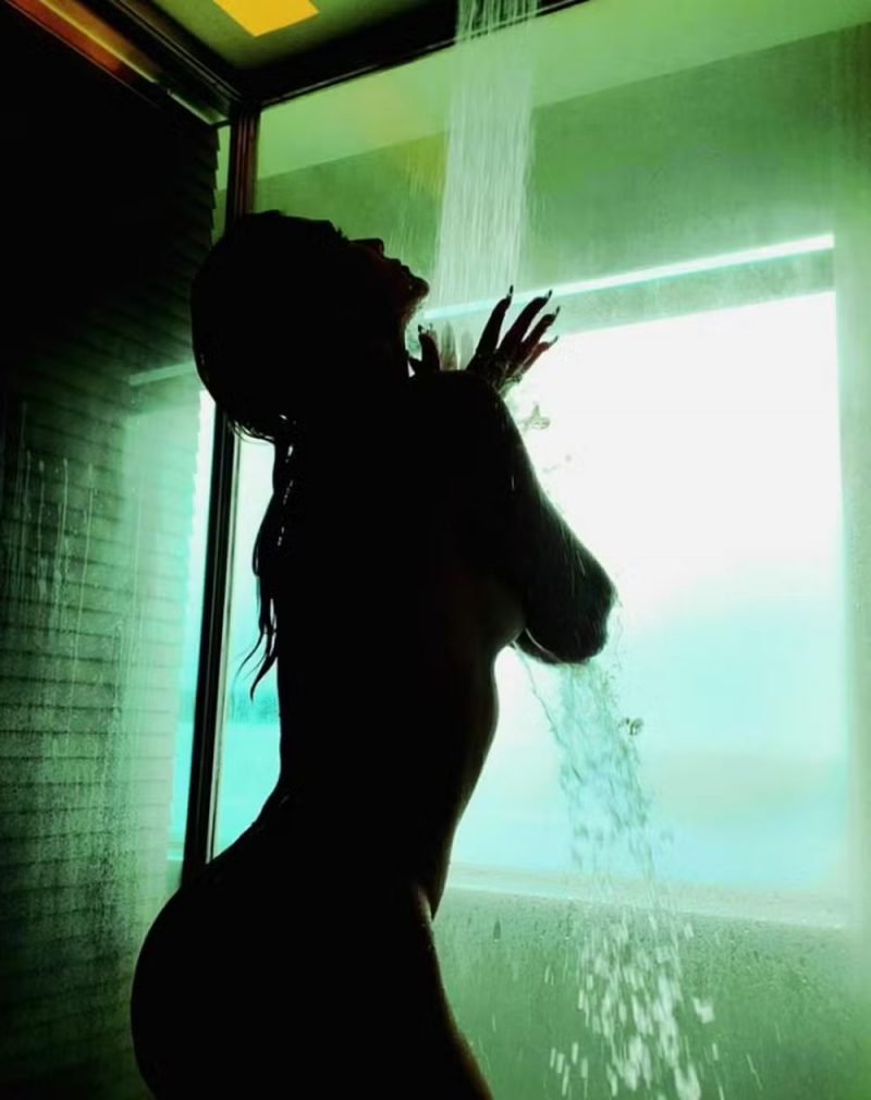 Lívia Andrade movimenta a internet ao posar nua durante banho