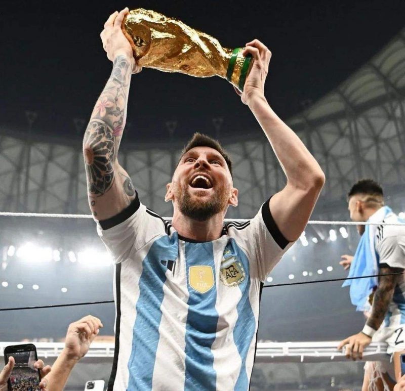 Camisas de Messi na Copa do Mundo de 2022 são vendidas em leilão por quase R$ 40 milhões