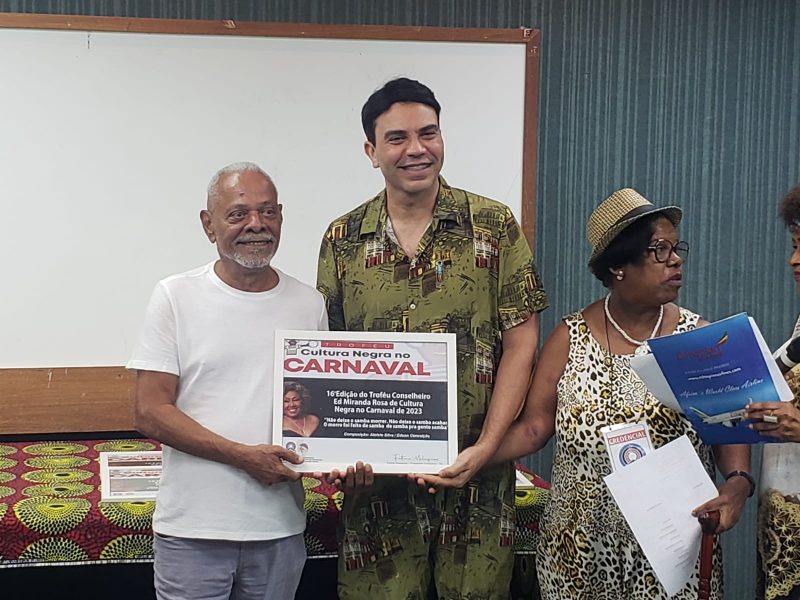 Márcio Moura recebe prêmio “Cultura Negra no Carnaval” como melhor coreógrafo de comissão de frente do Grupo de Acesso