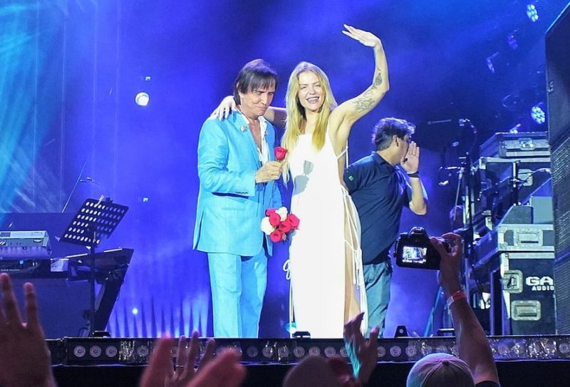 Roberto Carlos recebe Luisa Sonza no palco de show para 500 mil pessoas em Fortaleza