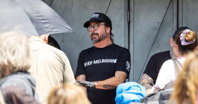Dave Grohl faz comida para pessoas necessitadas durante turnê do Foo Fighters na Austrália