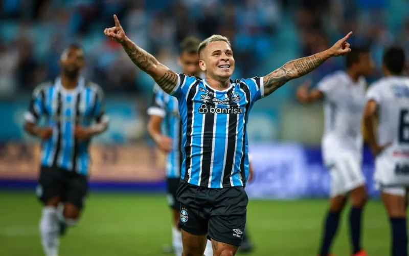 Soteldo usa camisa infantil no Grêmio
