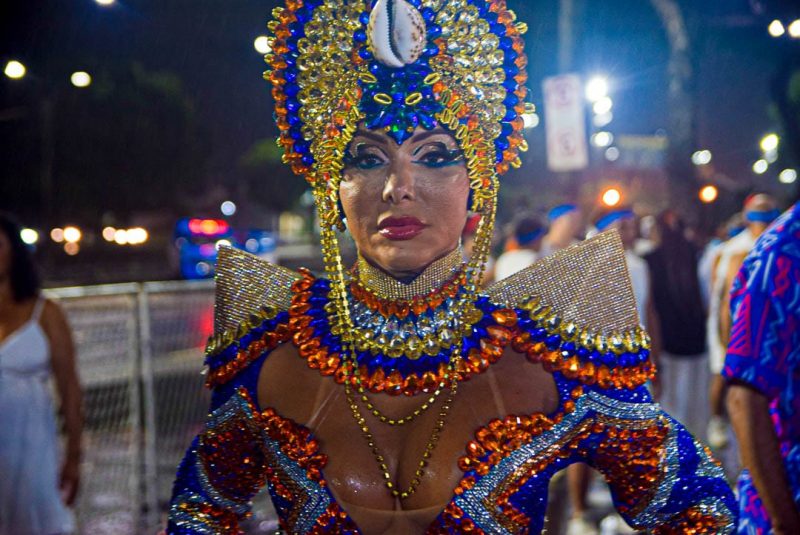 Amanda Fernandes aposta em look africano de 10 mil pedras inspiradas em Beyoncé para ensaio na Sapucaí