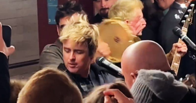 Green Day faz show surpresa no metrô de Nova York