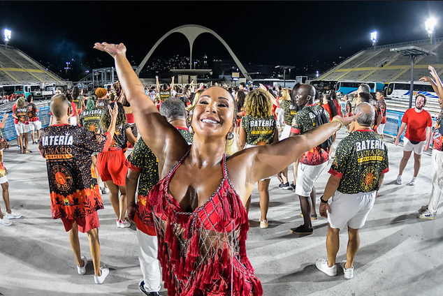 Público lota as arquibancadas na primeira noite de ensaios técnicos do Rio Carnaval