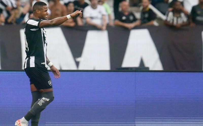 Botafogo vence Sampaio Corrêa e lidera o Cariocão