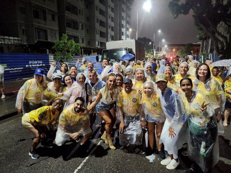Unidos da Tijuca desafia a chuva no penúltimo ensaio de rua da temporada 2024