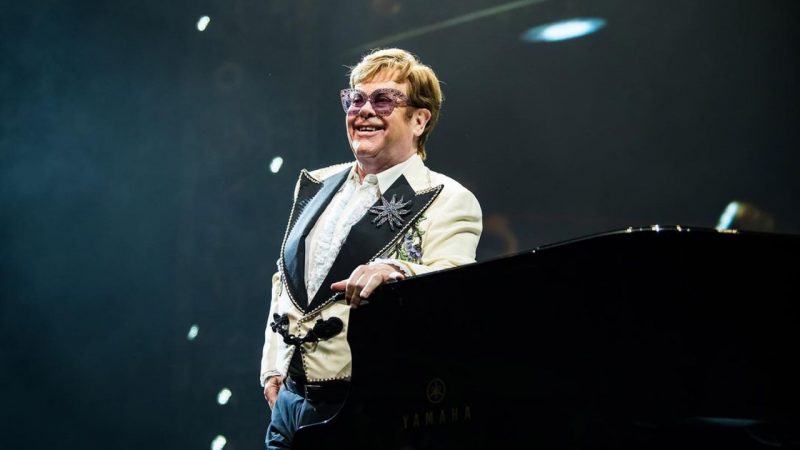 Elton John leiloa objetos pessoais e peças históricas da carreira