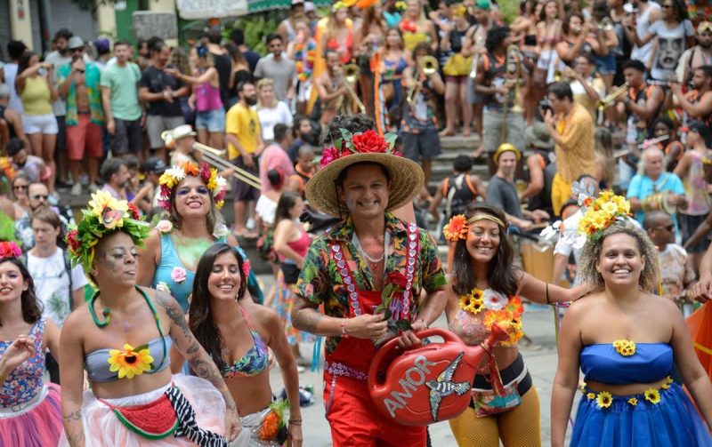 Carnaval de rua de SP e RJ gira a economia, atrai turistas e aposta em descentralização