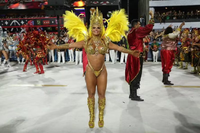Viviane Araujo mostra porque é a rainha das rainhas em desfile das campeãs no Salgueiro