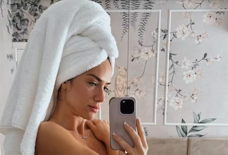 Giovanna Ewbank posa de topless, calcinha e toalha na cabeça