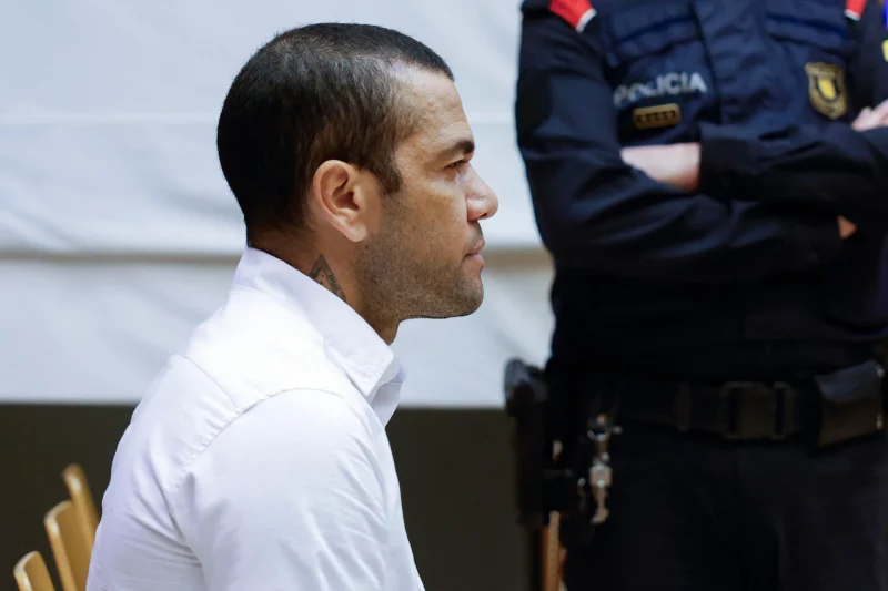 Daniel Alves é condenado a 4 anos e 6 meses de prisão por estupro