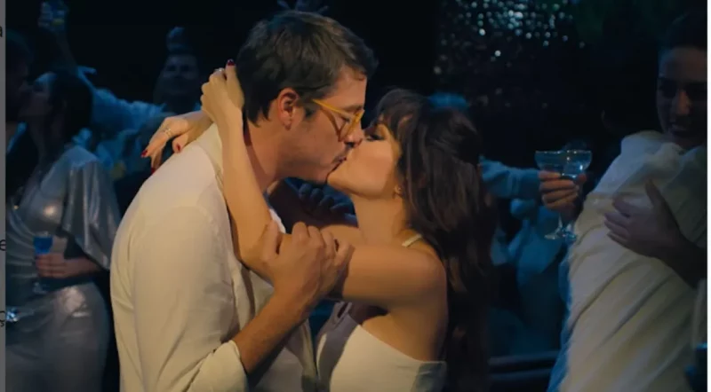 Sandy aparece em trailer de filme beijando Fabio Porchat e web pira