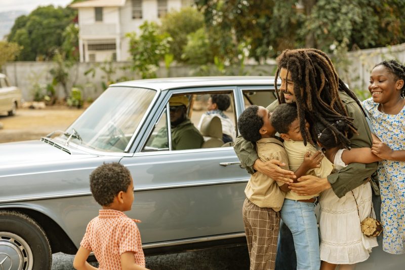 Ziggy Marley reflete sobre a história de seu pai em vídeo inédito de ‘Bob Marley: One Love’