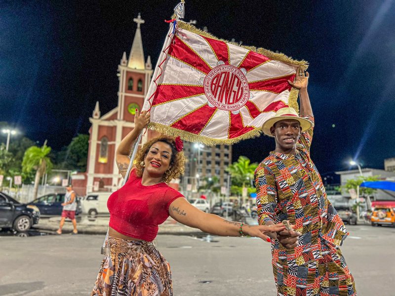 Unidos de Bangu aposta em casal de mestre-sala e porta-bandeira como trunfo em busca do retorno à elite