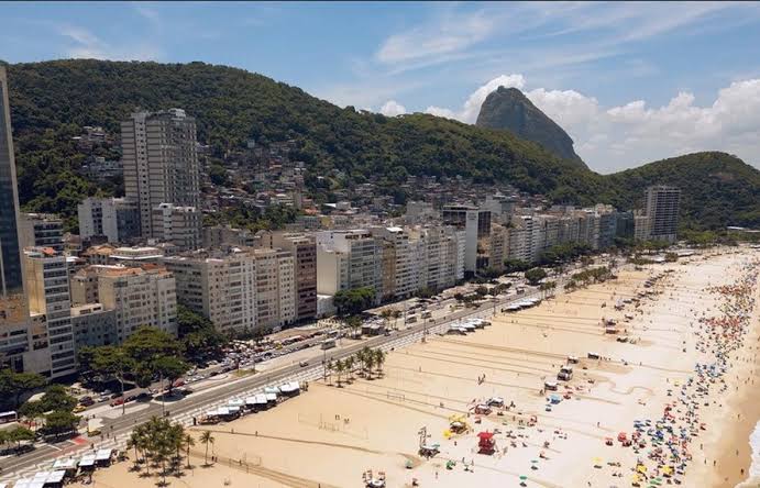 Disputa entre traficantes rivais chega às praias de Copacabana e Leme e afasta banhistas