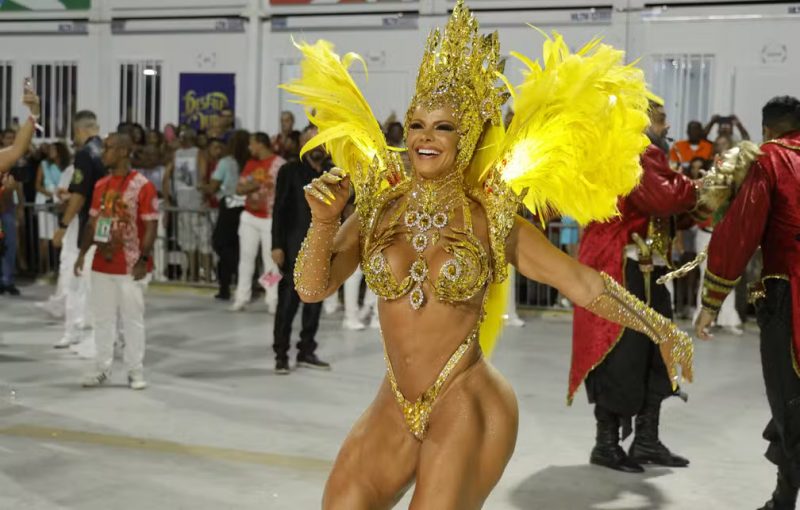Vivi Araújo leva público a loucura com samba no pé em desfile do Salgueiro
