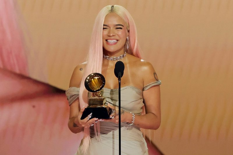 Karol G faz história ao conquistar prêmio da Billboard de ‘Mulher do Ano’