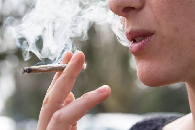Estudo aponta que hormônio torna mulheres mais propensas ao vício em cigarro