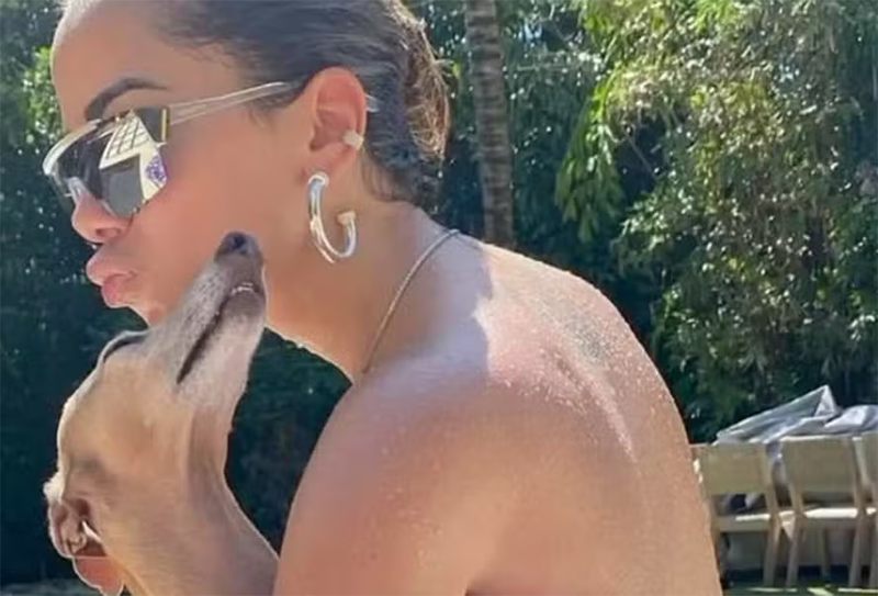 Anitta aparece topless em fotos com seu cachorro