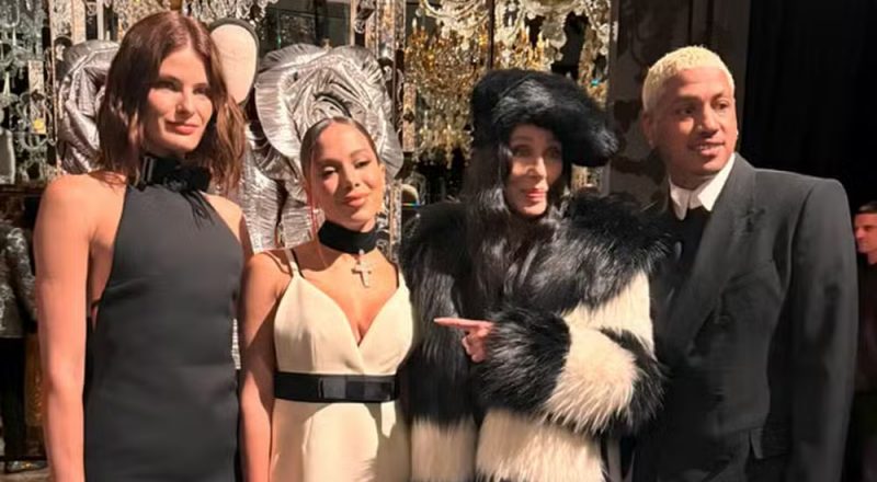 Ao lado de Cher, Anitta arrasa com look grifado em evento de moda na Itália
