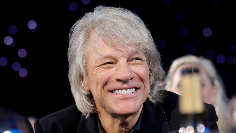 Jon Bon Jovi festeja ter de volta sua primeira guitarra