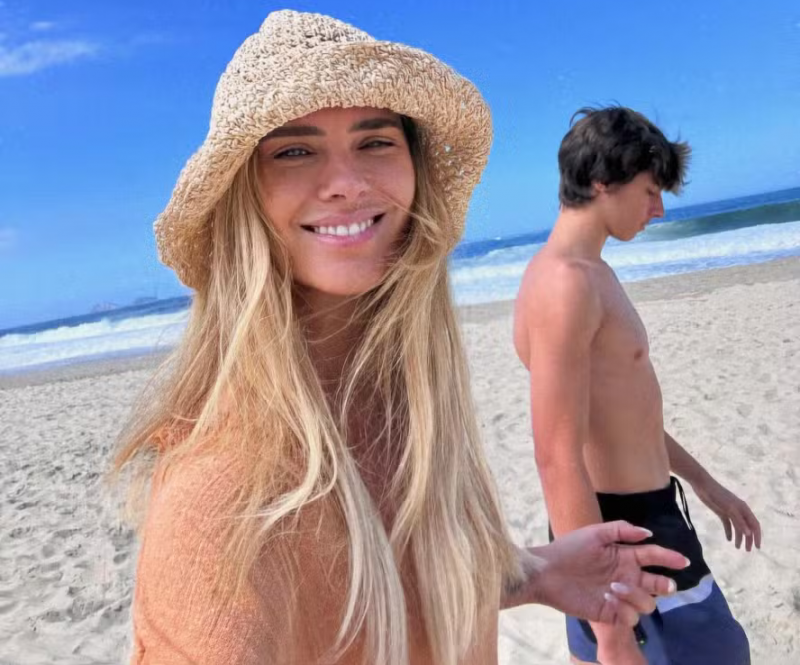 Carolina Dieckmann e o filho curtem praia juntos