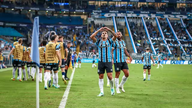 Grêmio faz dois no Athletico e vence a primeira no Brasileirão