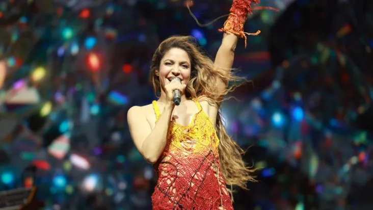 Shakira anuncia turnê mundial durante apresentação no Coachella