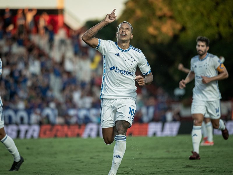 Cruzeiro vence o Atlético-GO e entra no G6