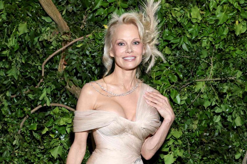 Após apostar em beleza natural, Pamela Anderson surge maquiada no Met Gala