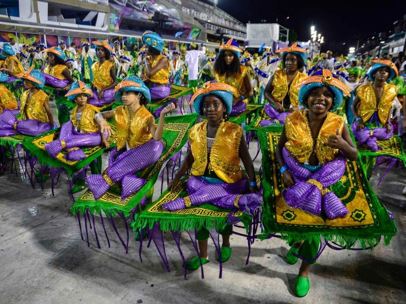 Rio Carnaval ganha mais um dia festivo com desfiles das escolas mirins