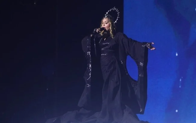 Madonna tira máscara e mostra o rosto aos fãs durante ensaio desta sexta