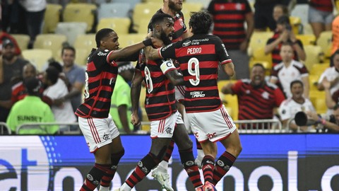 Flamengo vence e lidera o Brasileirão